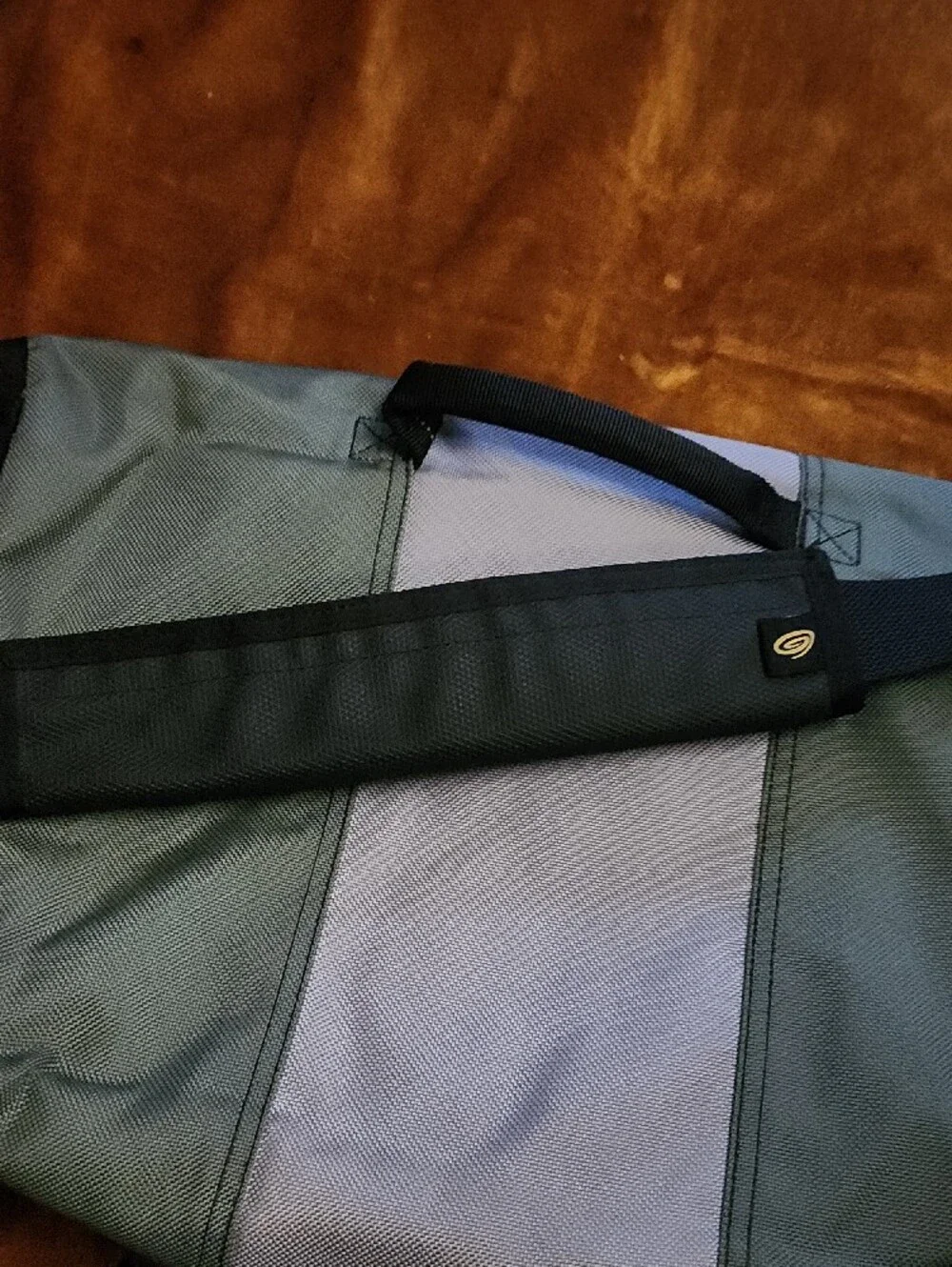 🤩SALE 🤩 Timbuk2 Light Gray and Green Messenger Bag with Black Trim